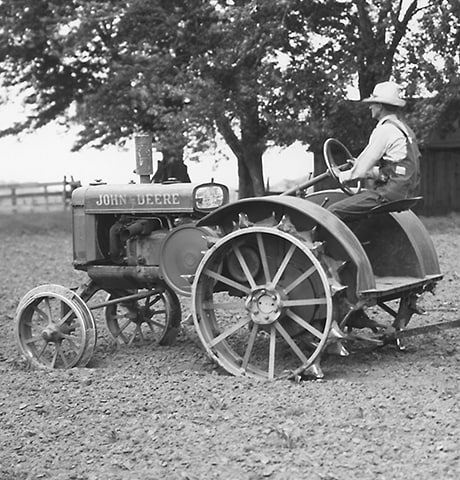 역사적인 John Deere "GP"필드에서 John Deere No. 7 로터리 제초기를 장착한 범용 트랙터