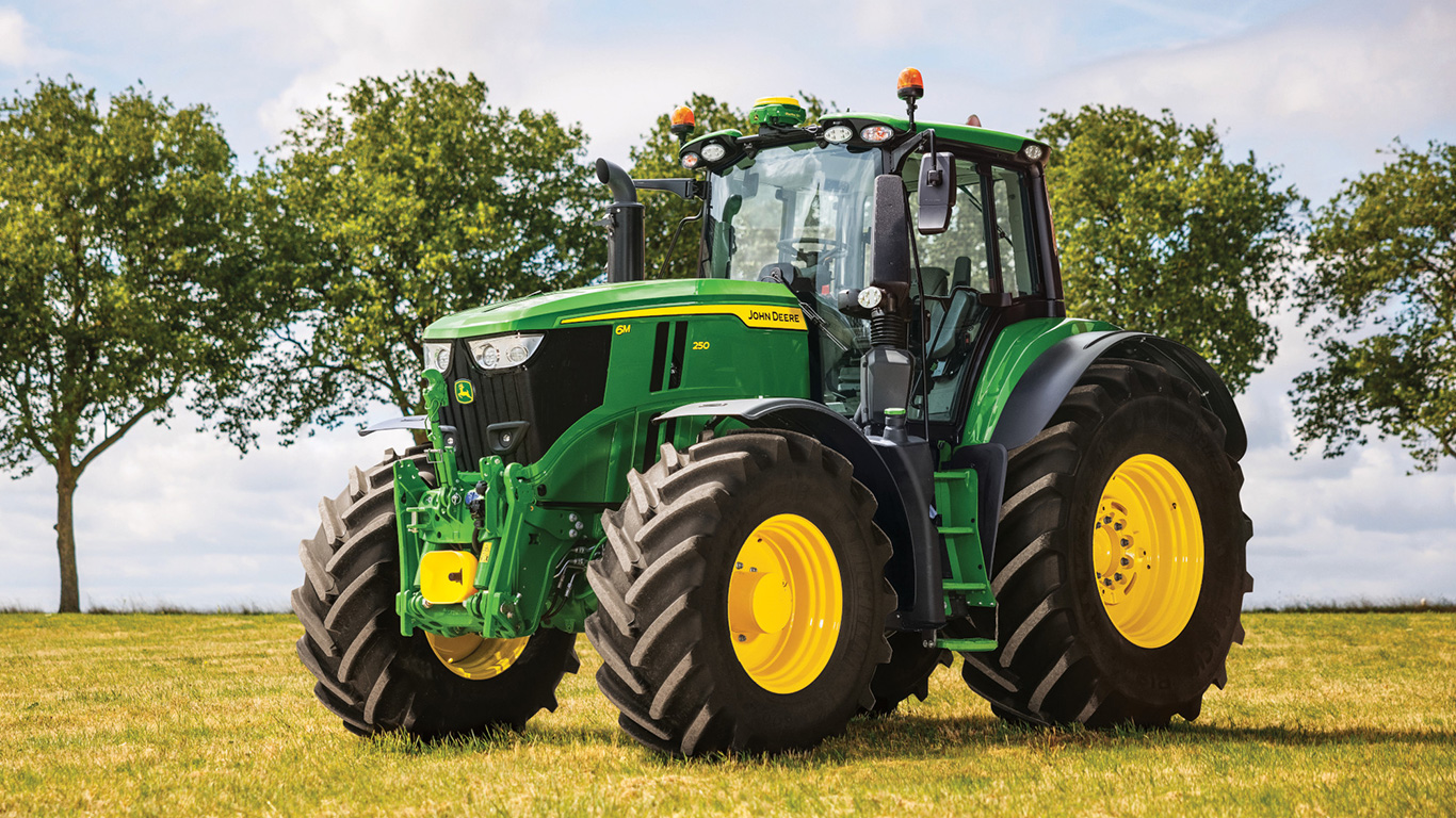 Tractors 6M Series, 6M220 tractor in a field Tractors 6M Series, 6M220 tractor in a field