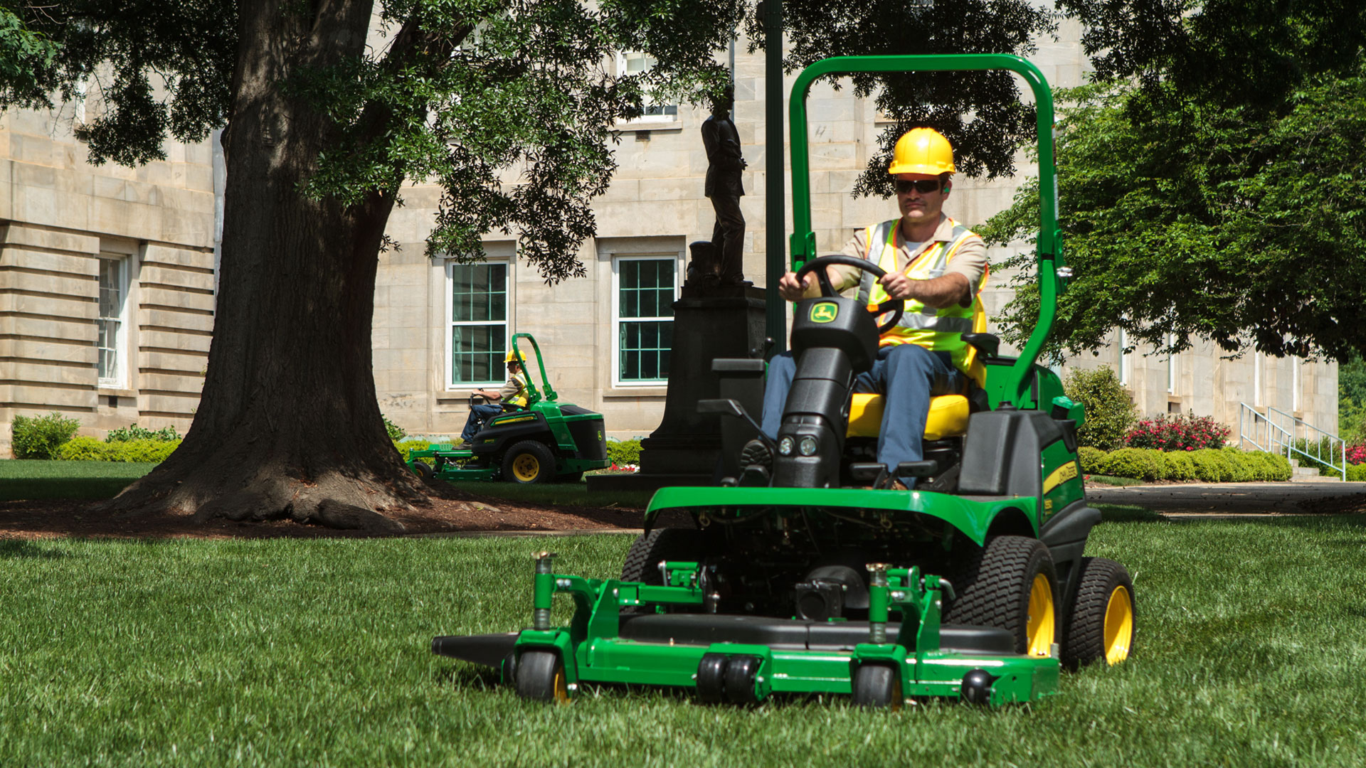 Diesel powered front mower, for continuous use on sporting turfs Diesel powered front mower, for continuous use on sporting turfs